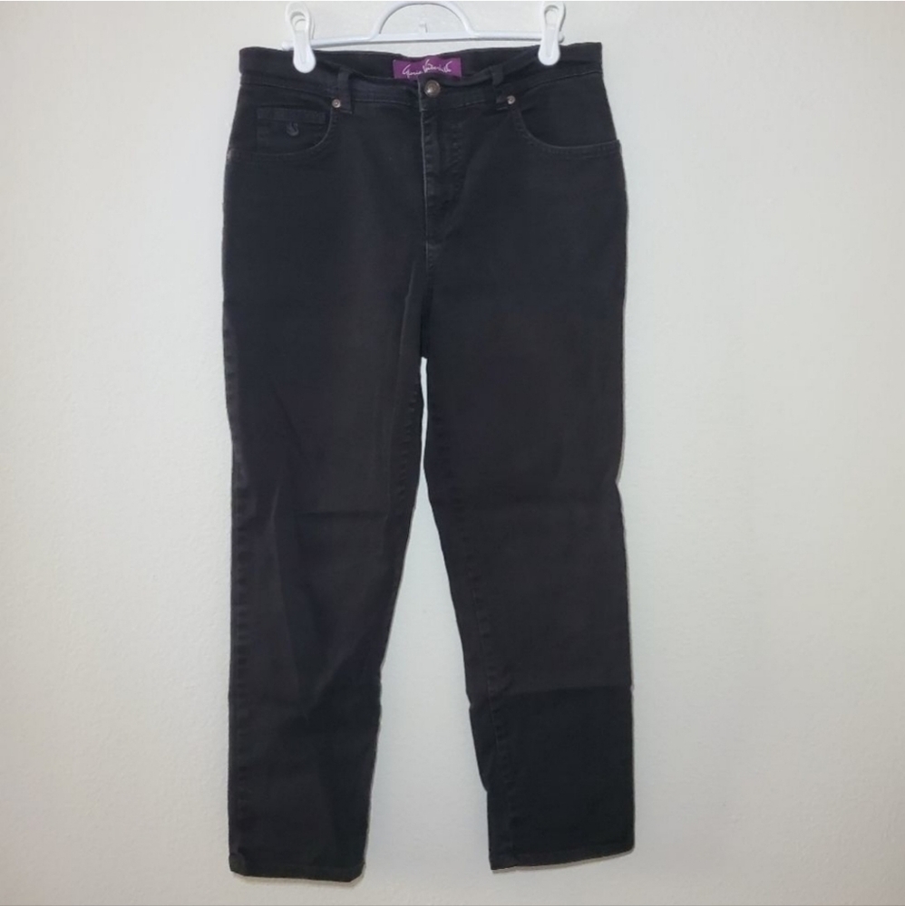 Gloria Vanderbilt black jeans size 8 short. Item is great condition.